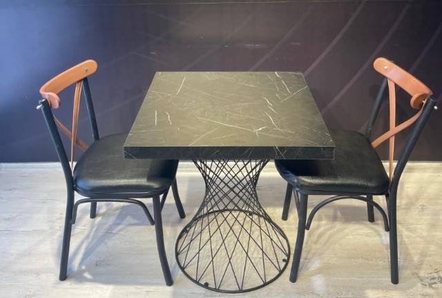 Klasik Stilin Modern Yorumu: Modern Kare Masa Metal Sandalye Takımı