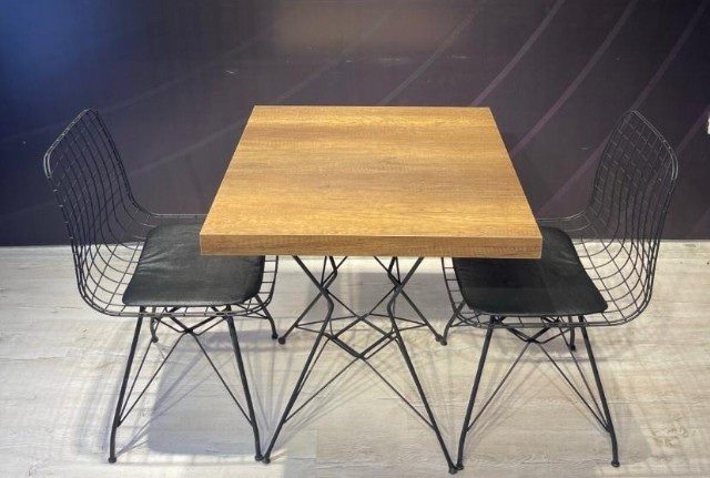 Minimalist Tasarımlı Modern Kare Masa Metal Sandalye Takımı