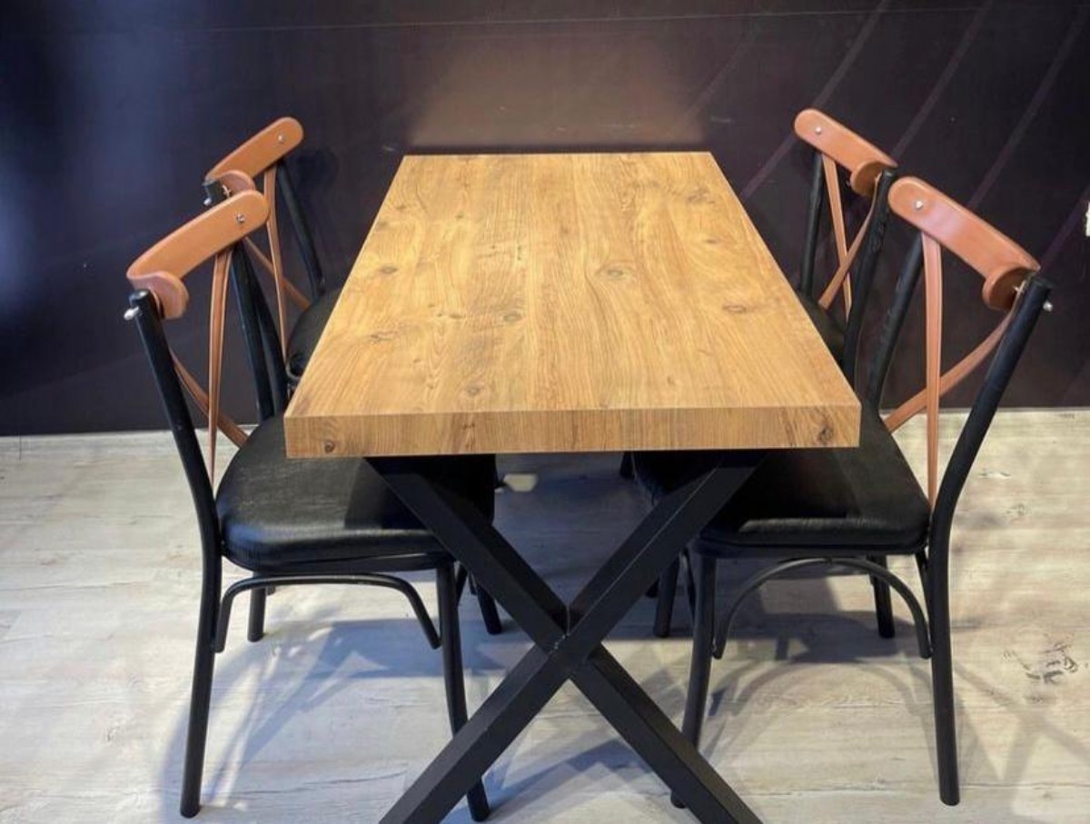 Modern Tasarımlı Şık Masa Metal Sandalyeler Estetik Konfor Bir Arada