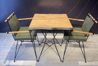 Minimalist Tasarımlı Kare Masa Metal Sandalyeler Sadelik Ve Şıklık